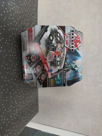 Très peu servie
Le Bakugan bleu est remplacé par 3 autres