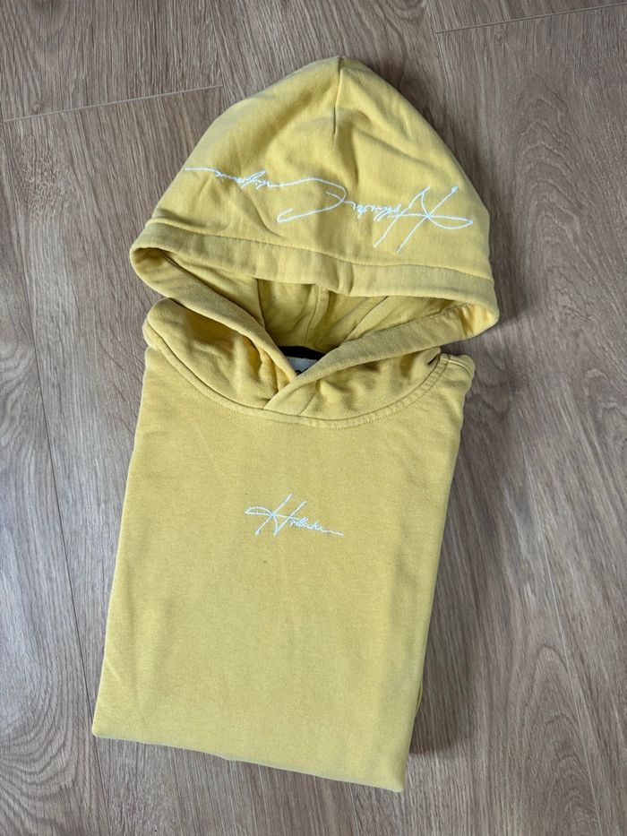 Sweat à capuche Hollister jaune avec logo brodé