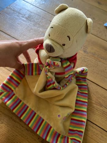 Doudou grelot Winnie l’ourson