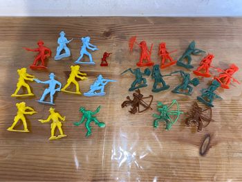 Lot de 23 figurines cowboys et indiens en plastique