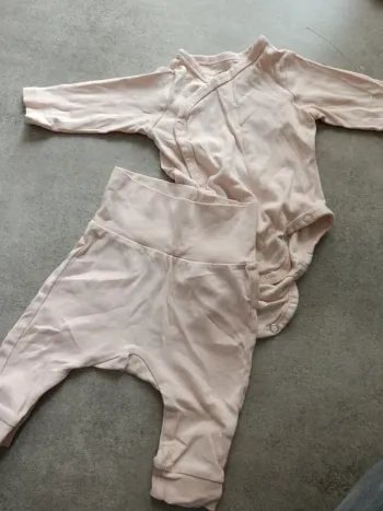 Ensemble H&M body croisé manches longues et sarouel 62cm rose