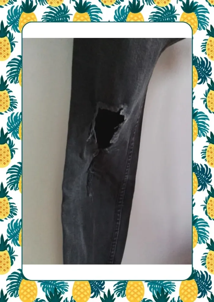 Jean noir effiloché et trous - photo numéro 3