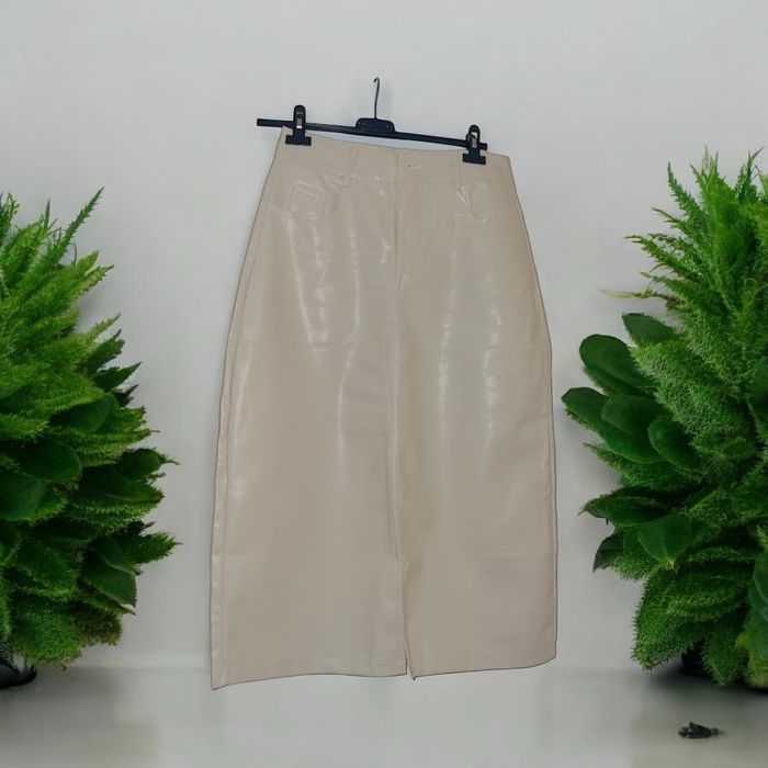 Jupe similicuir noir ou blanc cassé