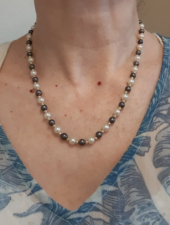 Très joli collier vintage en fausses perles noires, blanches et dorées. - photo numéro 8