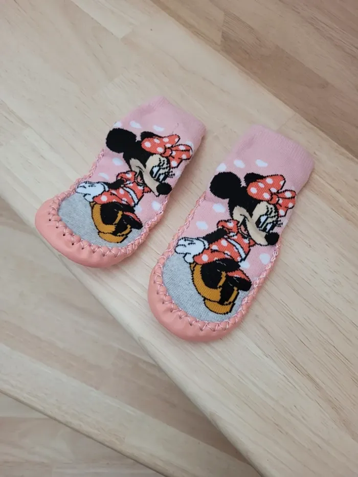 Chaussons chaussettes Minnie neufs taille 19-22