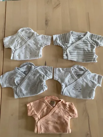 Lot 5 bodys manches courtes - taille 0 mois