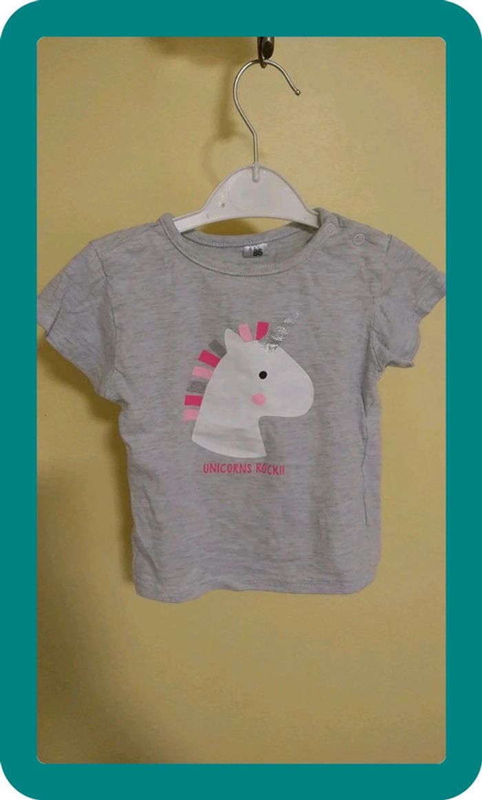 Tee-shirt thème licorne taille 18 mois en très bon état marque Zeeman