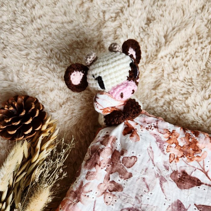 Doudou câlin lange Vanille la Vachette en crochet fait main cadeau de naissance anniversaire personnalisable
