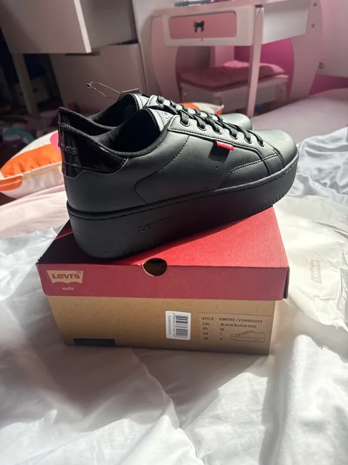 Superbes paire de baskets Levi’s neuves avec étiquette pointure 39 - photo numéro 8