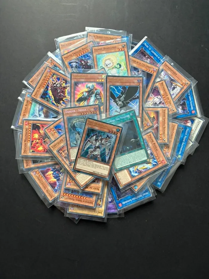 Yu-Gi-Oh- Lot 100 cartes sans double avec 5 cartes brillantes offertes