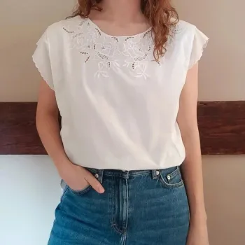 T-shirt ample blanc col broderies ajourées fleurs