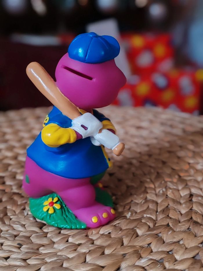 Figurine tirelire Barney dinosaure violet baseball - photo numéro 4