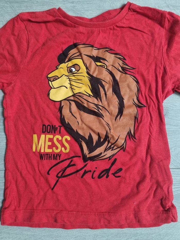 Pull disney le roi lion taille 4 ans couleur rouge très bonne etat - photo numéro 2