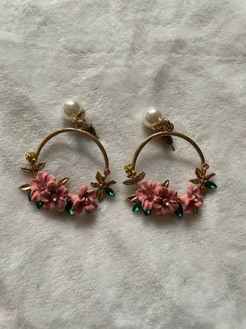 Boucles d’oreilles fleuries avec perles