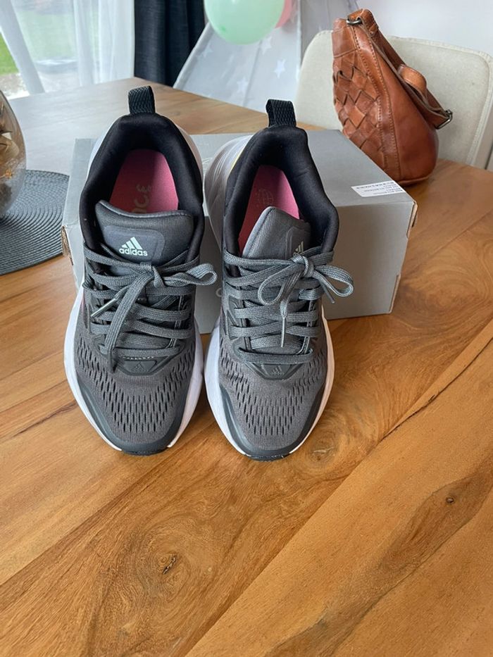 Baskets adidas questar grises et roses T.36 - photo numéro 4