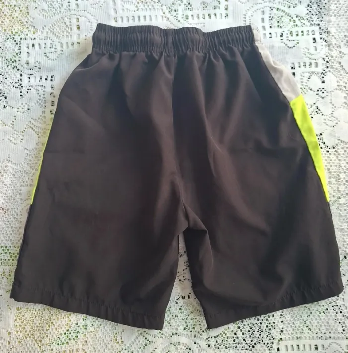 Short style Lacoste noir gris et vert fluo - taille 12 ans - neuf - photo numéro 3