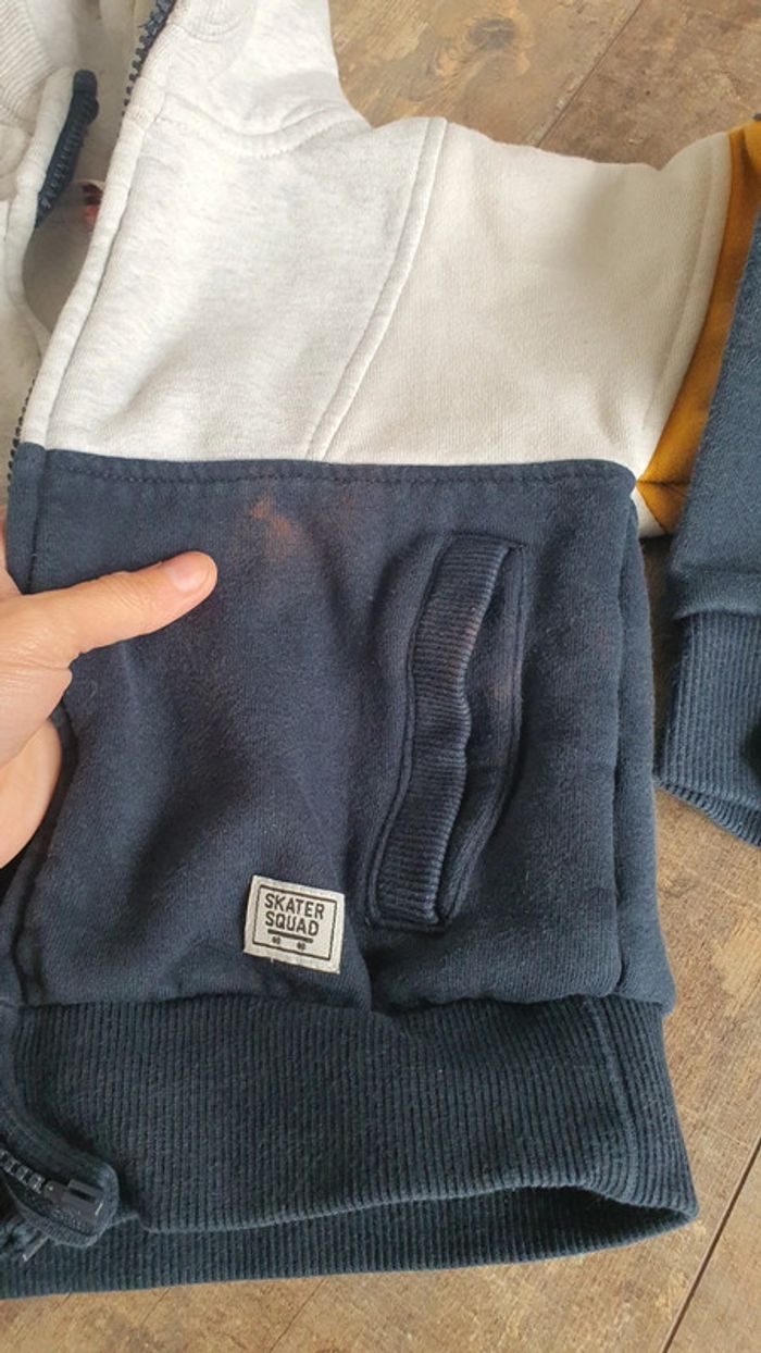 Gielt sweat tao 4 ans en très bon état mais petite tâche - photo numéro 2