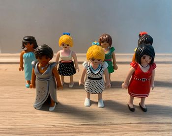 Lot de 7 femmes Playmobil avec vêtements à clipser