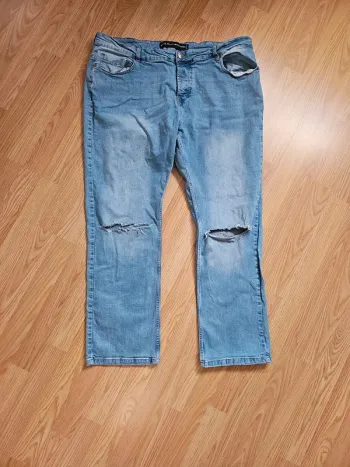 Jean slim troué genou w40/L30 soit taille 50
