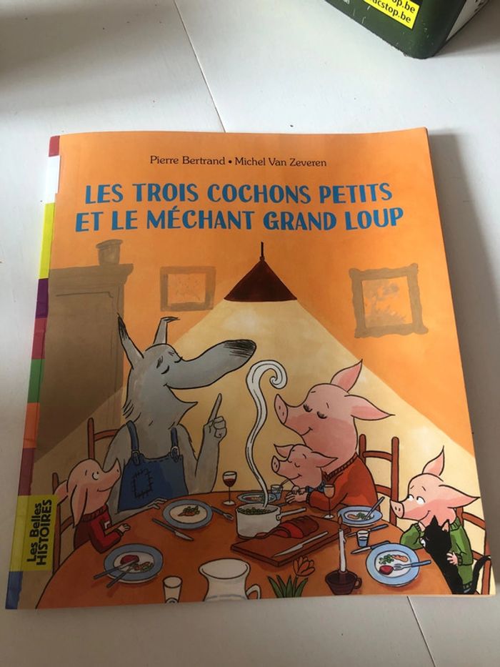 Livre les trois petits cochons est le méchant grand loup