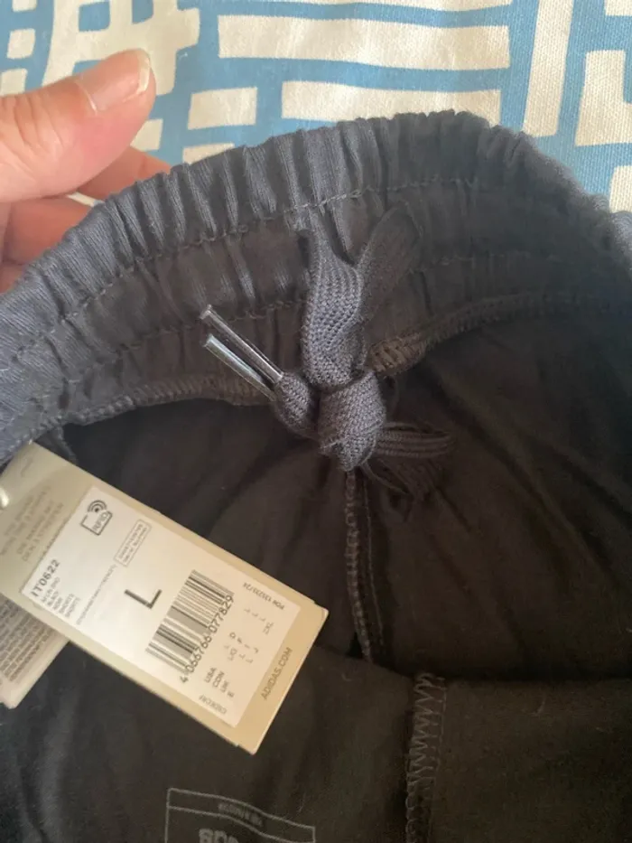Short Adidas taille L - photo numéro 3