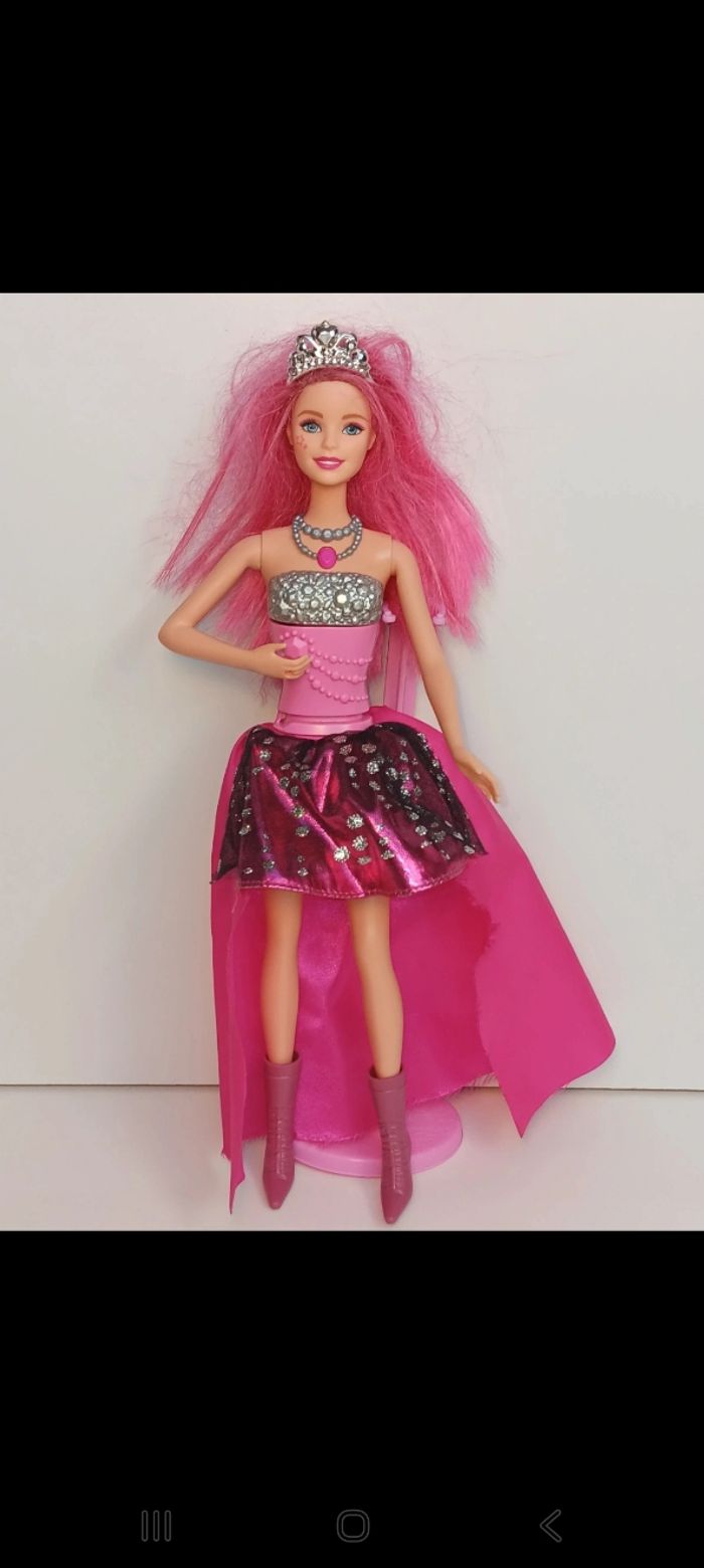 Poupée mattel barbie Rock N' Royals rose  fonctionne a piles 
Barbie chante fonctionne