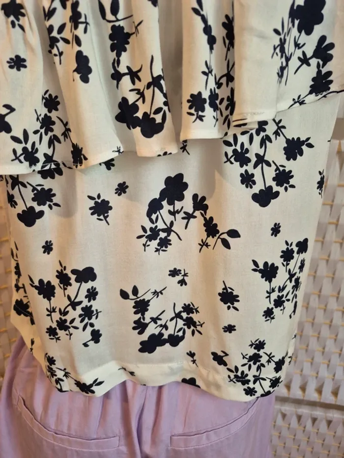 💕Joli Top blanc à fleurs asymétrique avec volant sur une épaule - femme TS / 36 Benetton 💕 - photo numéro 11