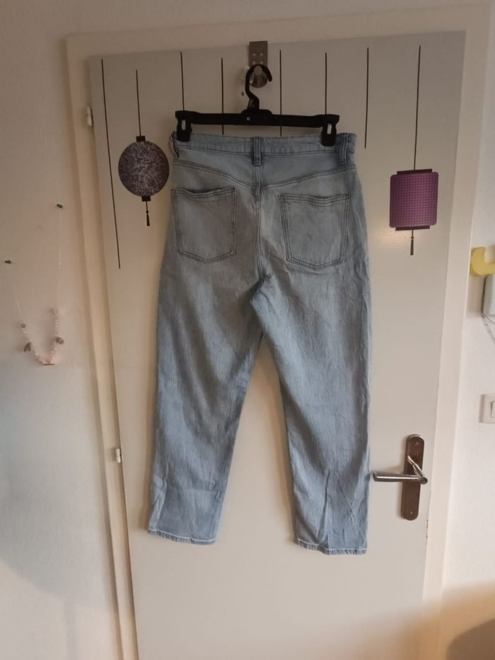 Lot comprenant 
- une jupe noir de marque Gérard Pasquier en taille 40, 
- un pantalon cargos marron crème de marque Primark Care en taille 40 - un jeans bleu clair de marque Primark Care en taille 40 - photo numéro 8