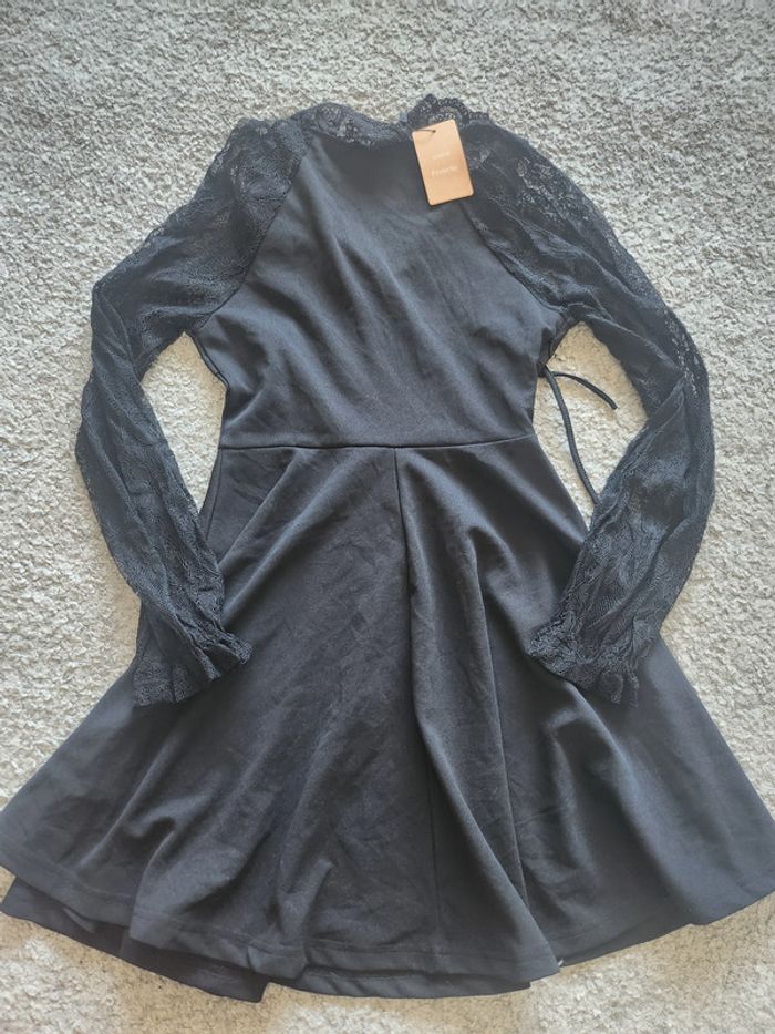 Magnifique robe en dentelle neuve - photo numéro 4