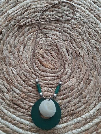 Collier marron et vert