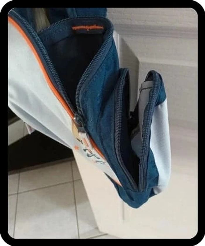 Sac à dos enfant, bleu marine et bleu clair Parfait état - photo numéro 2