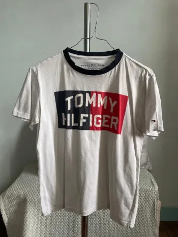 Très jolie t-shirt Tommy Hilfiger 12 ans.