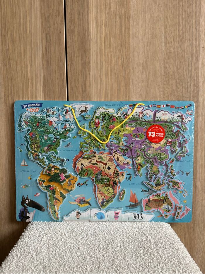 Carte magnétique découvre le monde avec loup