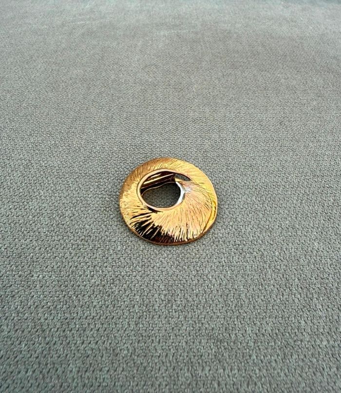 Broche vintage design circulaire texturé pour foulard - photo numéro 2