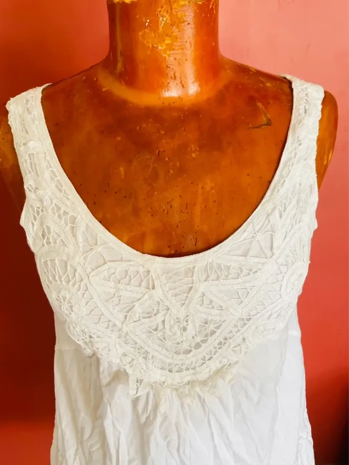 Jolie petite robe blanche, détails crochet au col - photo numéro 3