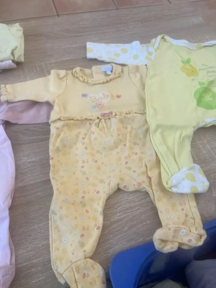 Lot fille 1 mois (9 pièces) - photo numéro 5