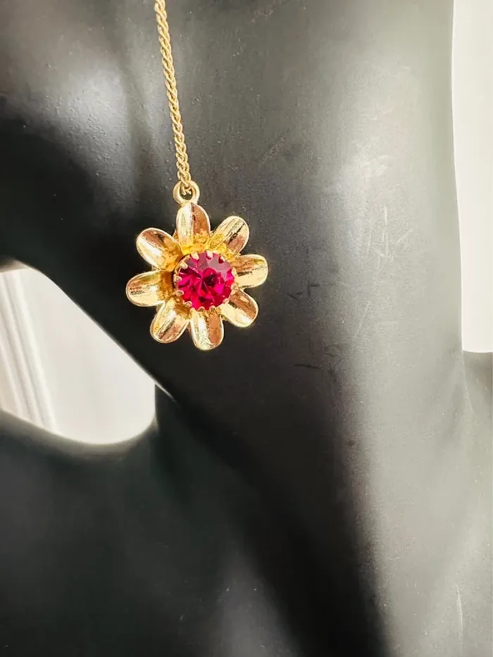 🌸 Boucle d’oreille pendante Betsey Johnson – Fleur dorée & cristal rose fuchsia - photo numéro 3