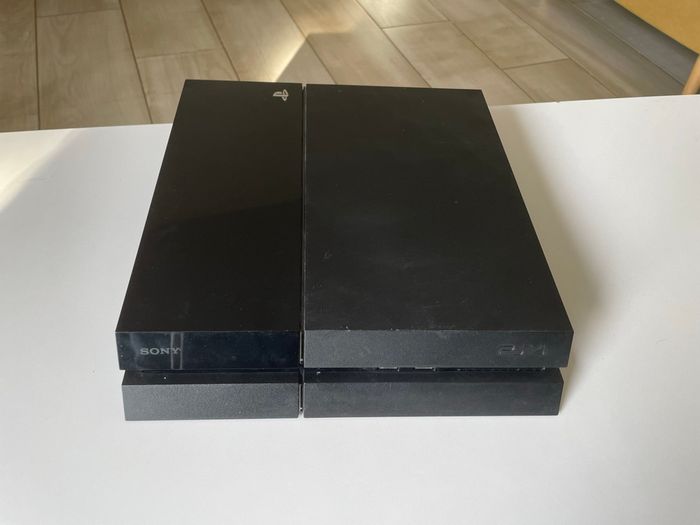 PS4 en très bon état avec deux manettes et quatre jeux - photo numéro 4
