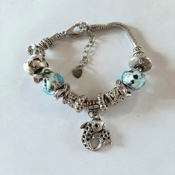 Bracelet avec perles en verre, plastique et métal