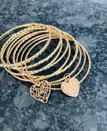 Lot 9 bracelets fantaisie breloques cœurs dorés