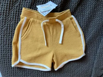 Short jaune moutarde