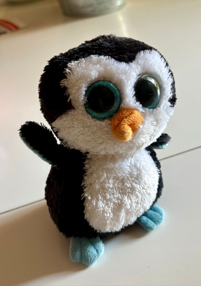Petite peluche pingouin Ty aux grands yeux noirs et blancs