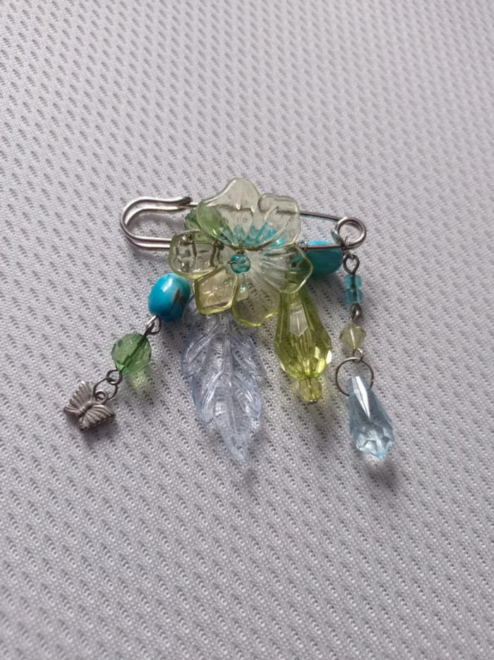 Broche épingle breloques