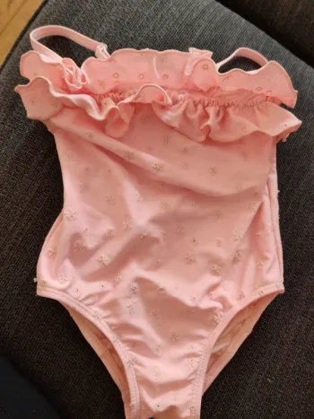 Maillot de bain rose tape à l'oeil