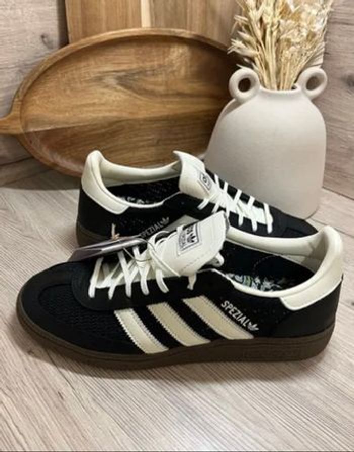 Adidas Spezial noires & blanches - Taille 40