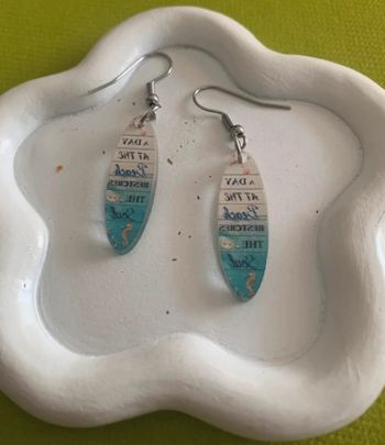 Boucles d’oreilles planche de surf 🏄 bleue et blanche