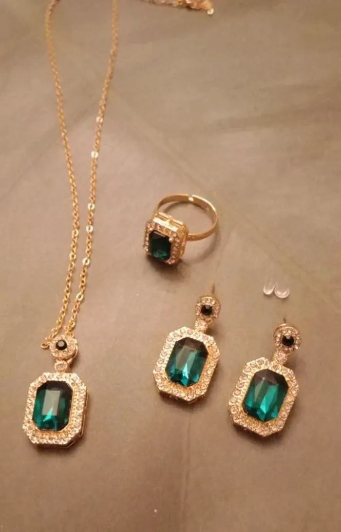 collier pendentif , boucles d'oreilles, bague .
