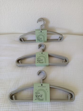 Lot de 18 cintres bébé / enfant neufs 