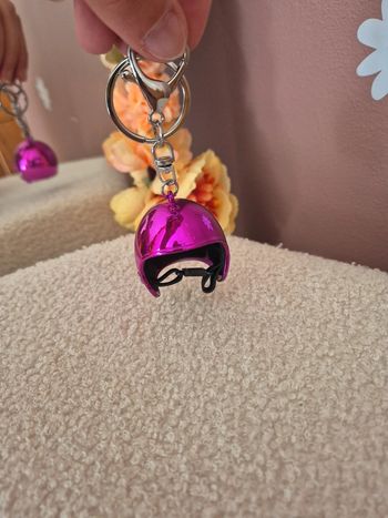Porte clé casque rose