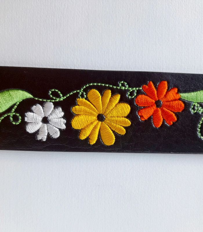 Tres jolie manchette brodée 🌼 - photo numéro 5